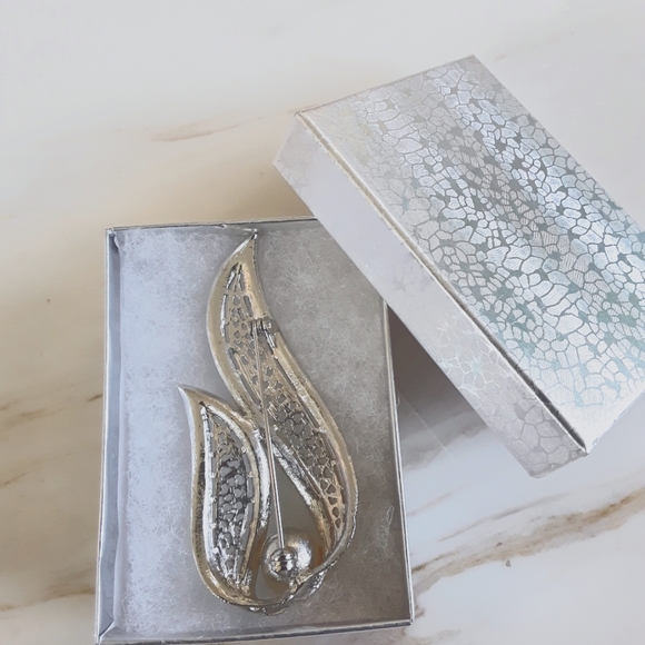 VTG JEWELS BY PARK LANE SILVER RHINESTONE FAUX PEARL LEAF BROOCH - Picture 3 of 3